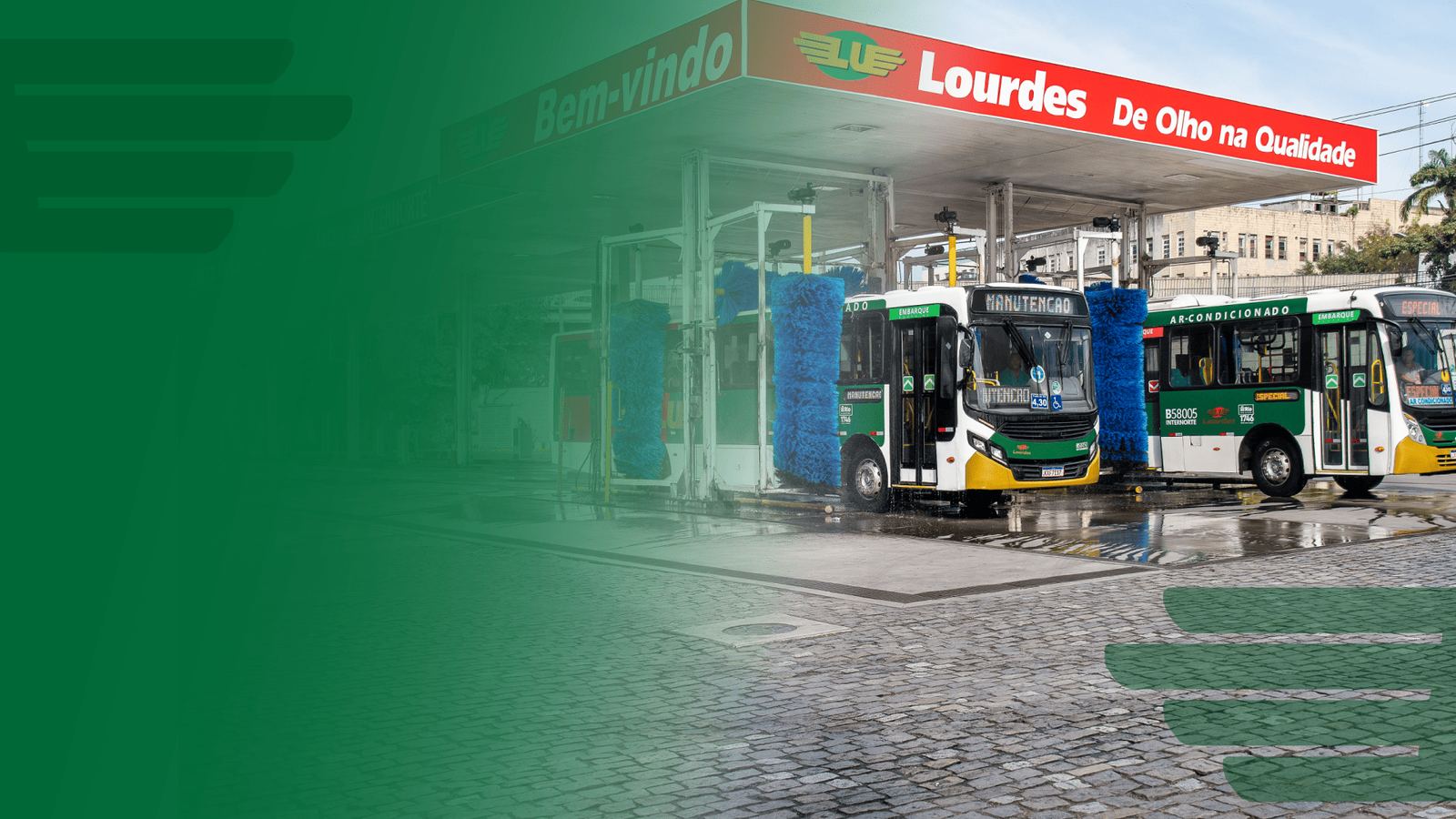 Ônibus da Viação Nossa Senhora de Lourdes na lavagem, na garagem da Viação Lourdes
